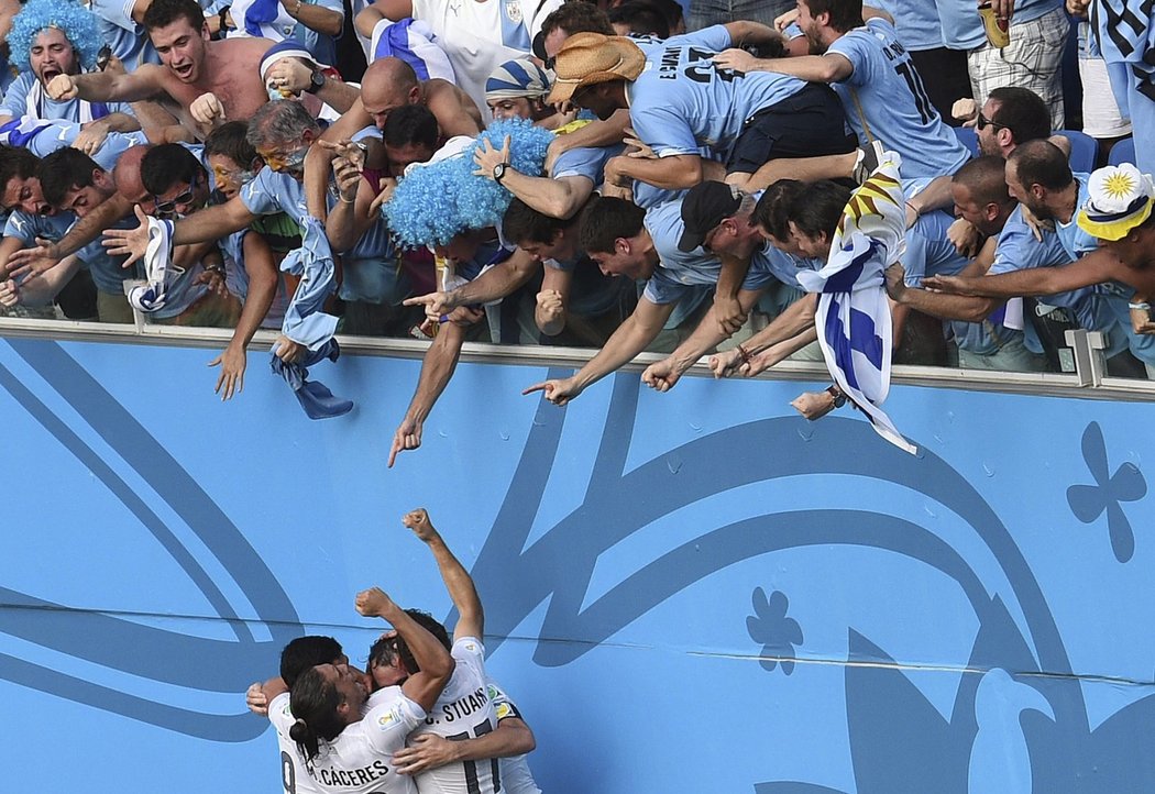 Obrovská radost uruguayských fotbalistů a fanoušků po vstřelené brance do sítě Italů.