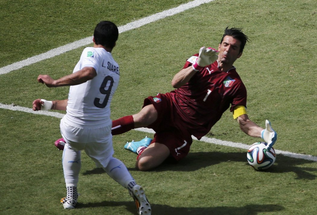 Gianluigi Buffon vychytal v obrovské šanci Luise Suáreze.