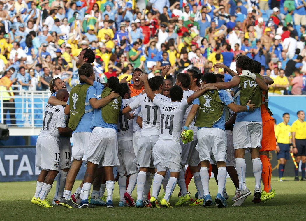 Velká radost uruguayských fotbalistů po postupu do osmifinále MS.