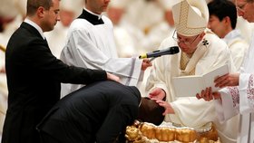 Papež František při velikonoční sobotní vigilii pokřtil i uprchlíka z Nigérii, který v Itálii překazil ozbrojené přepadení supermarketu.