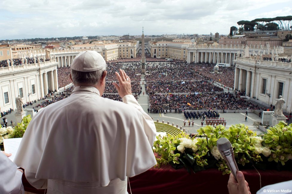 Papež František při tradičním velikonočním požehnání Městu a světu