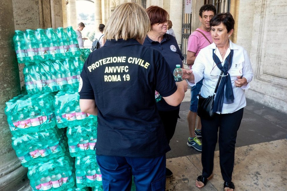 V Římě se teploty vyšplhaly nad 40 stupňů Celsia. Členové italské civilní ochrany rozdávají turistům balenou vodu