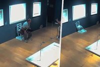 Turista rozsedl umělecké dílo poseté křišťály: Chtěl si jenom udělat vtipnou fotku