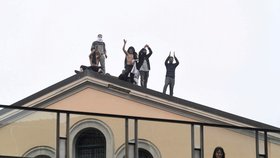 Protest u italské věznice.