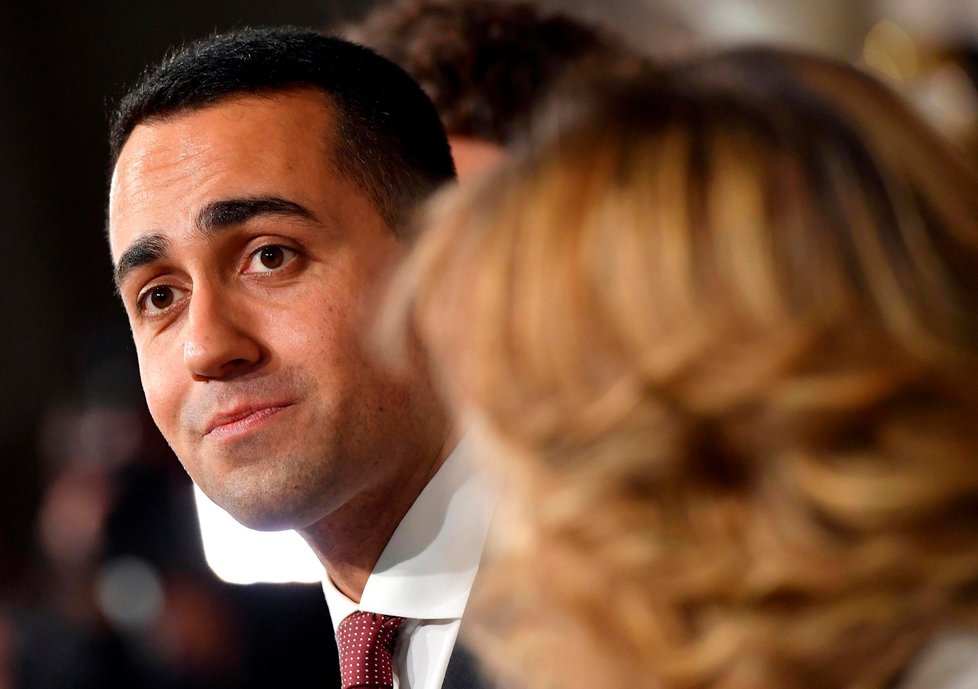 Italský vicepremiér Luigi Di Maio, jehož setkání s francouzskými žlutými vestami spor vygradovalo, na facebooku zopakoval a obhajoval své pozice