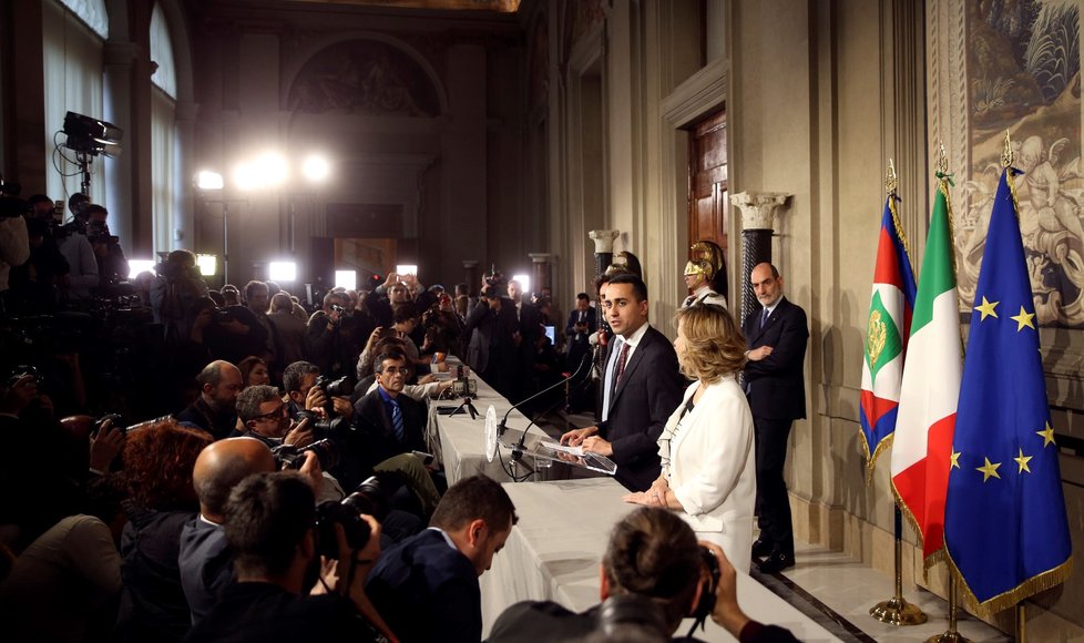 Italský vicepremiér Luigi Di Maio, jehož setkání s francouzskými žlutými vestami spor vygradovalo, na facebooku zopakoval a obhajoval své pozice