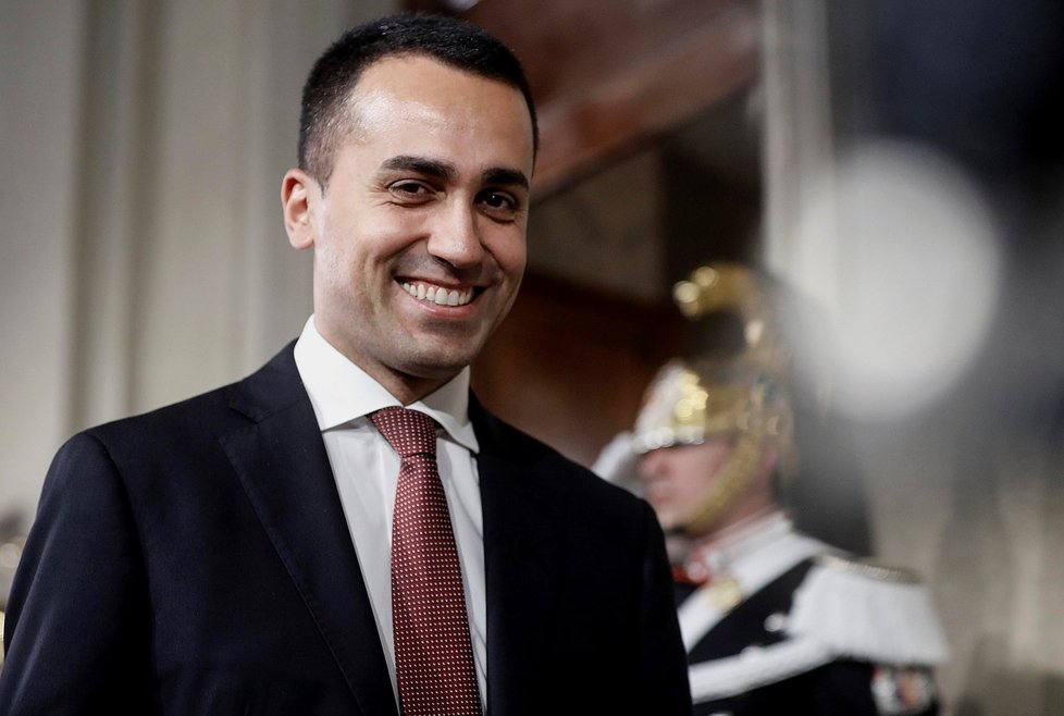 Šéf Hnutí pěti hvězd Luigi Di Maio odchází z jednání s prezidentem Sergiem Matarrellou. Tématem konzultací bylo jméno budoucího premiéra (21.5.2018).