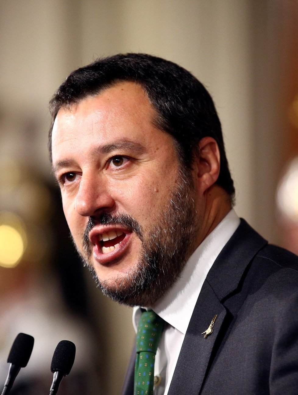 Předseda nacionalistické Ligy Severu Matteo Salvini Salvini prohlásil, že loď Lifeline uvidí Itálii jen na pohlednici a ať si posádka dopraví migranty kamkoli jinam.