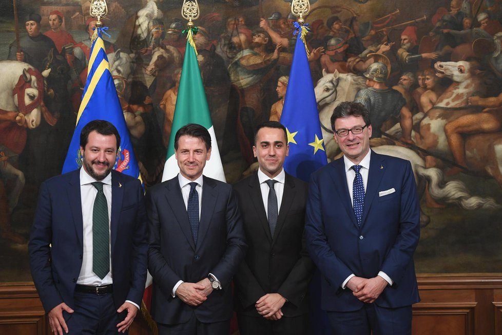 Italský premiér  Giuseppe Conte (druhý zleva) a vicepremiéři Luigi Di Maio (druhý zprava), Matteo Salvini (vlevo) a tajemník Giancarlo Giorgetti