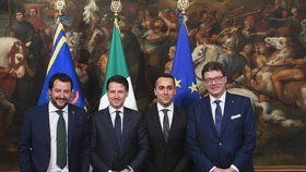 Italský premiér  Giuseppe Conte (druhý zleva) s vicepremiéry Luigim Di Maiom (druhý zprava) a Matteem Salvinim (vlevo) a tajemník Giancarlo Giorgetti