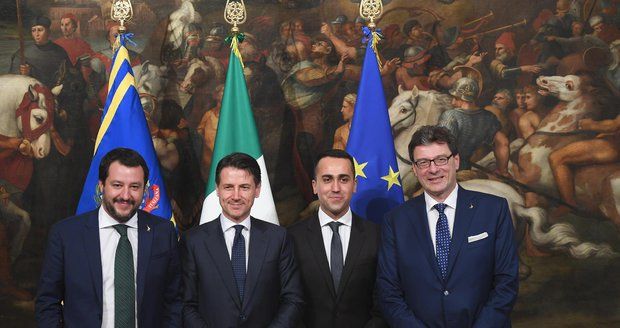 Nová vláda populistů složila přísahu. Italská krize zažehnána, má se EU dál bát?
