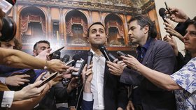 Šéf Hnutí pěti hvězd Luigi Di Maio obležení novinářů 30. května 2018