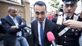 Šéf Hnutí pěti hvězd Luigi Di Maio obležení novinářů 31. května 2018