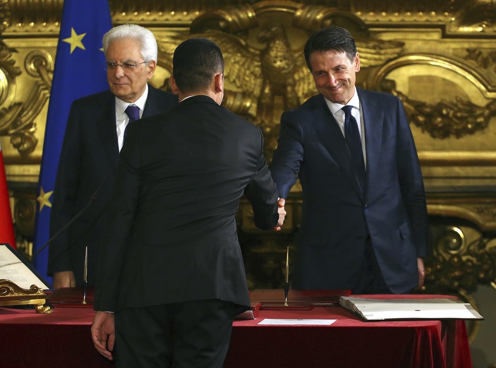 Italský premiér Giuseppe Conte si během přísahy potřásá rukou s ministrem práce a průmyslu Luigim Di Maiom