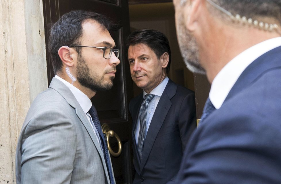 Italský premiér Premiér Giuseppe Conte odchází 1. června ze svého domu