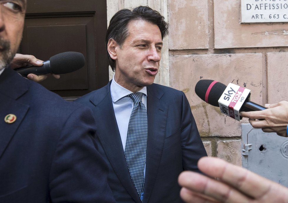 Italský premiér Premiér Giuseppe Conte odchází 1. června ze svého domu a odpovídá na otázky novinářů
