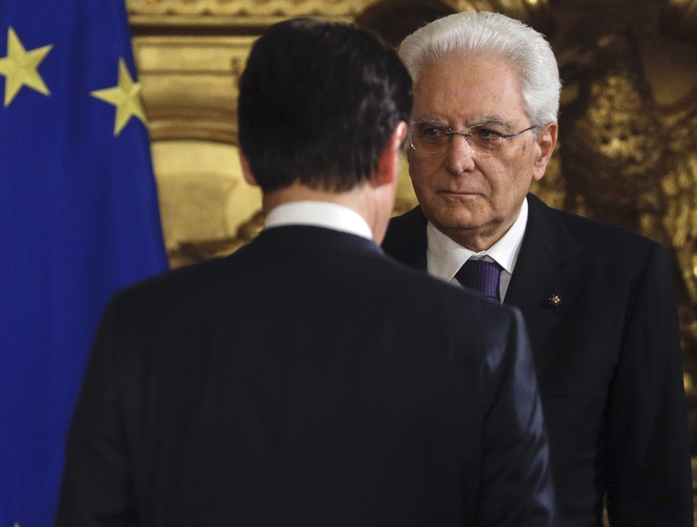 Italský premiér Giuseppe Conte a prezident Sergio Mattarella při skládání přísahy