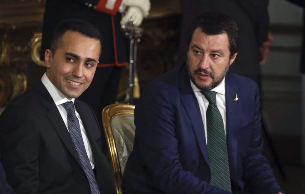 Šéf Ligy Matteo Salvini se šéfem Hnutí pět Hvězd Luigim Di Maiom Leader of the League party, Matteo Salvini, right, sits by Luigi Di Maio, leader of the Five-Star movement,
