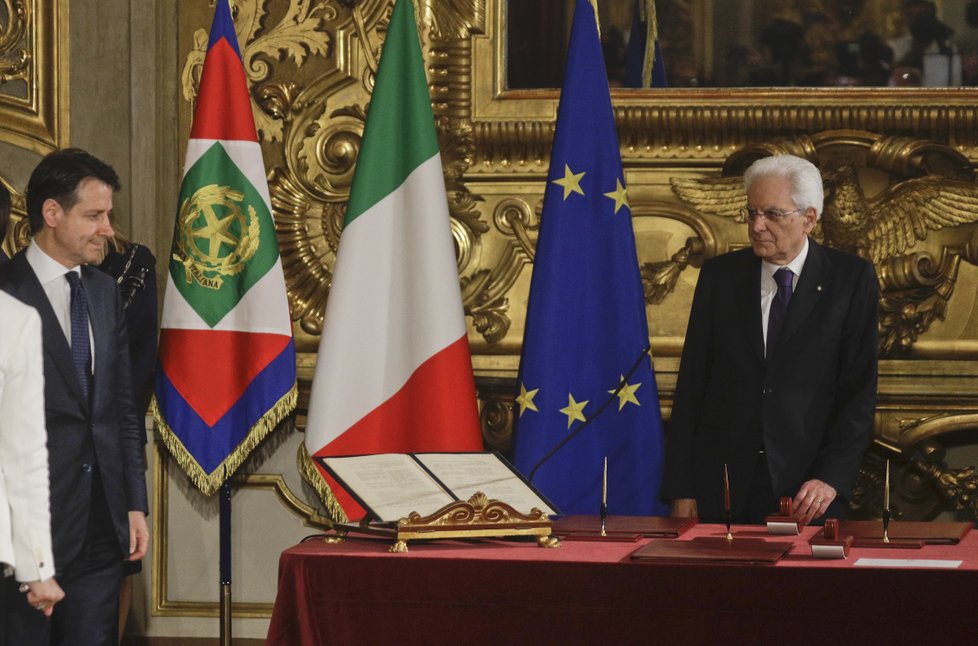 Italský premiér Giuseppe Conte a prezident Sergio Mattarella při skládání přísahy