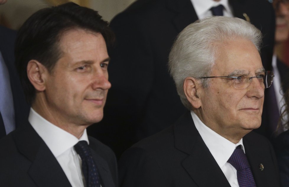 Italský premiér Giuseppe Conte a prezident Sergio Mattarella při skládání přísahy