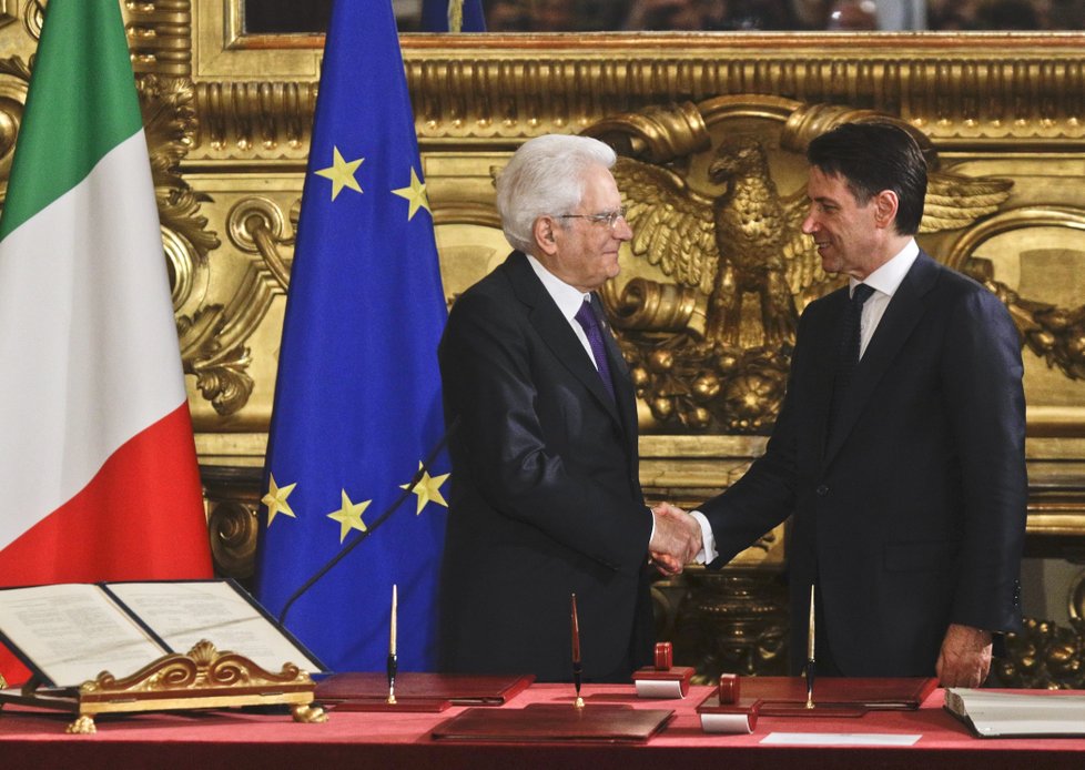 Italský premiér Giuseppe Conte a prezident Sergio Mattarella při skládání přísahy