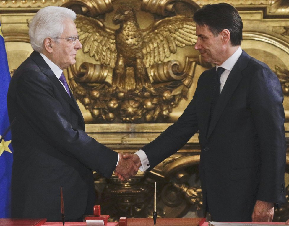 Italský premiér Giuseppe Conte a prezident Sergio Mattarella při skládání přísahy