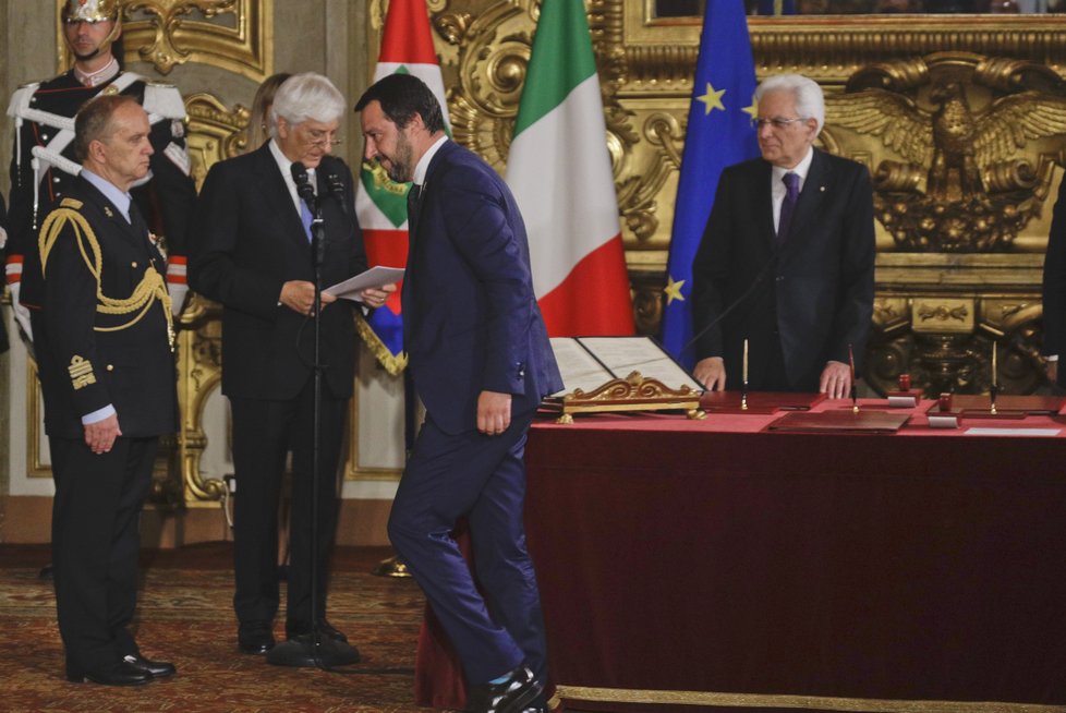 Šéf Ligy Matteo Salvini, nyní ministr vnitra, při skládání přísahy prezidentu Sergiu Mattarellovi