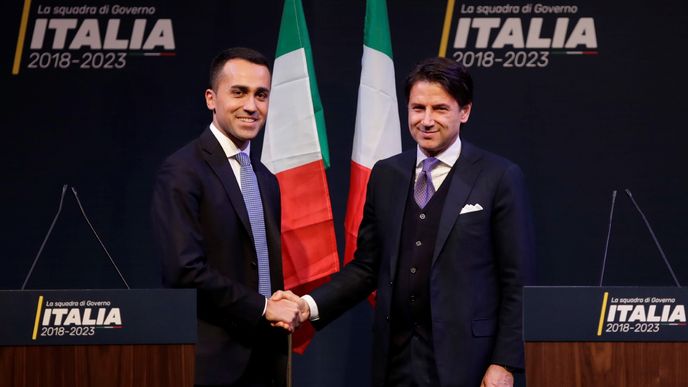 Giuseppe Conte (vpravo) spolu s lídrem Hnutí pěti hvězd Luigim Di Maiem během jednání v Římě
