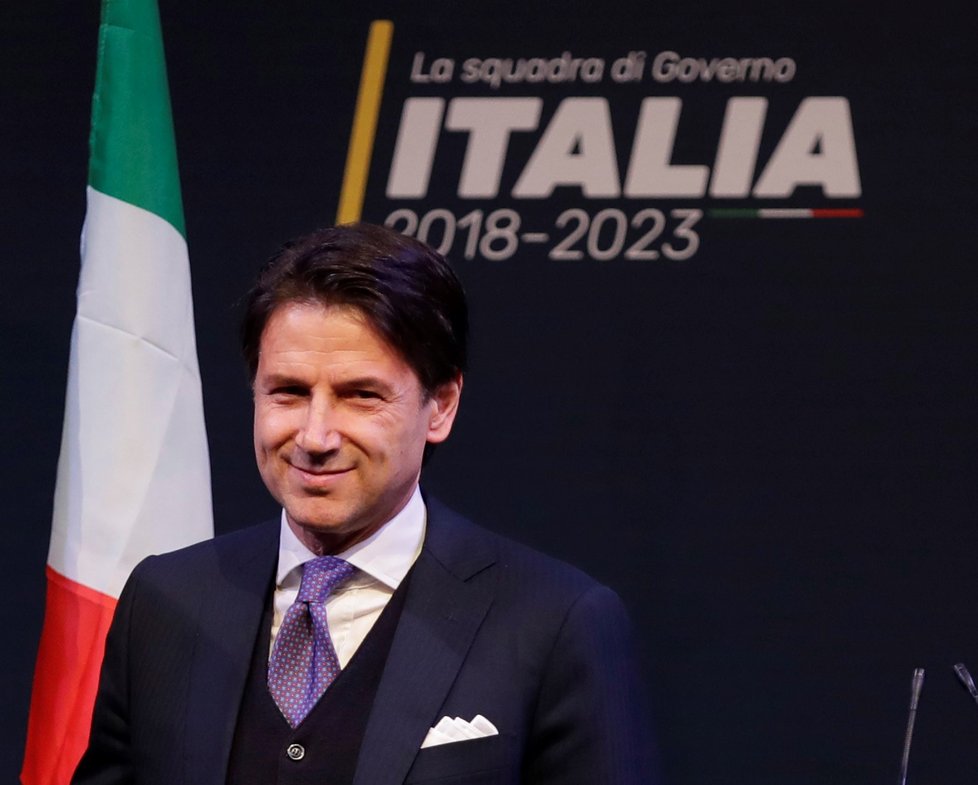 Italský prezident Sergio Mattarella (vlevo) jmenoval novým premiérem opětovně Giuseppa Conteho