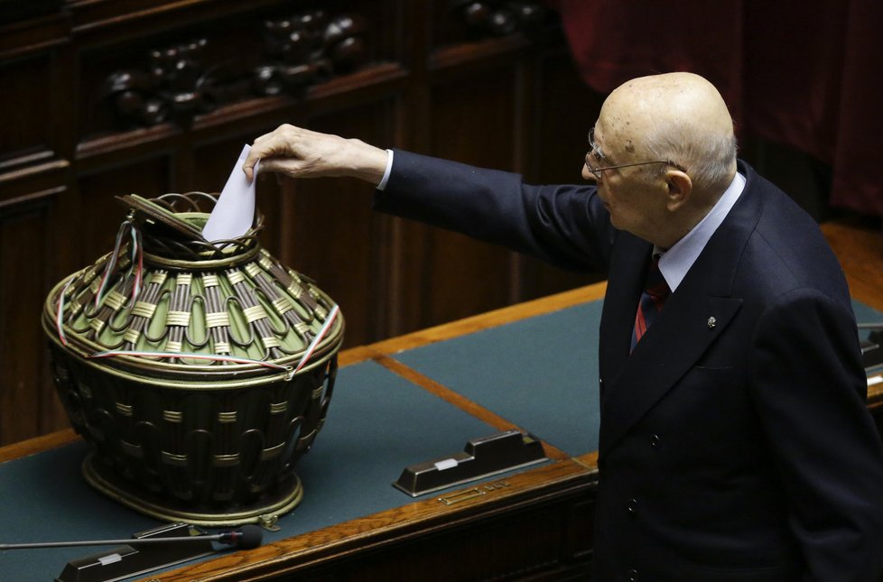 Giorgio Napolitano, bývalý prezident Itálie, vhazuje svůj volební hlas.