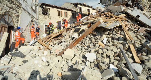 Počet obětí italského zemětřesení stále stoupá. Vláda vyhlásila stav nouze