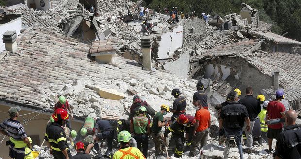 ONLINE: Zemětřesení v Itálii zabilo 120 lidí, z trosek vytahují i živé