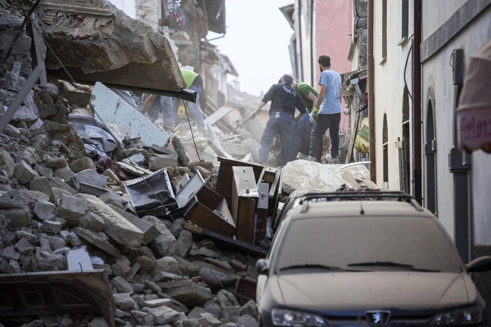 Italští záchranáři pokračují v intenzivním pátrání po lidech uvízlých v troskách.