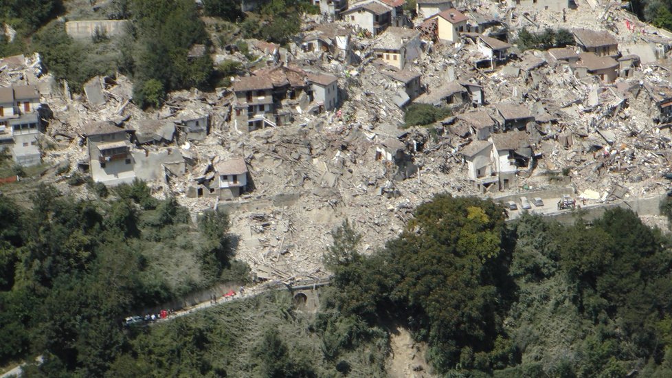 Italští záchranáři pokračují v intenzivním pátrání po lidech uvízlých v troskách