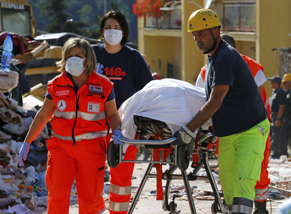 Italští záchranáři pokračují v intenzivním pátrání po lidech uvízlých v troskách.