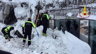 Italský zázrak: V hotelu zasypaném lavinou našli záchranáři šest živých lidí 
