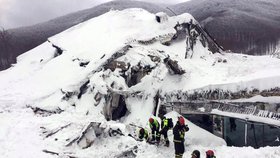 U zavaleného hotelu pracují záchranáři od čtvrtečního rána.