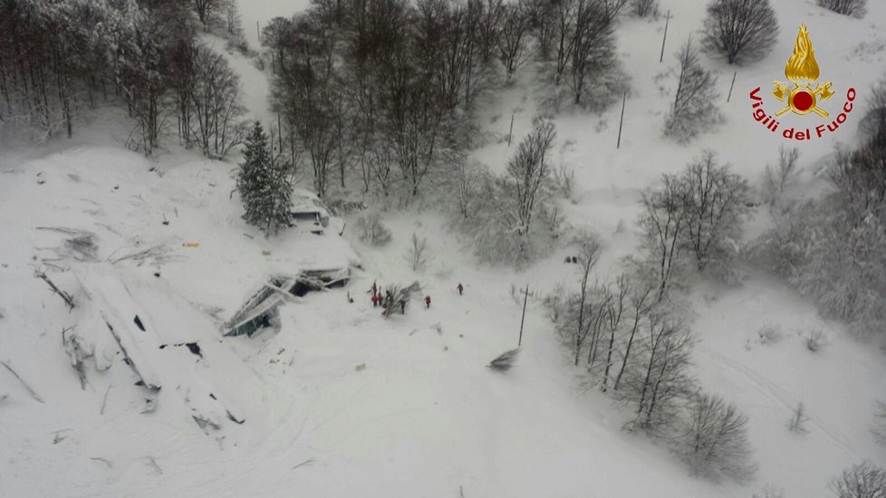 U zavaleného hotelu pracují záchranáři od čtvrtečního rána.