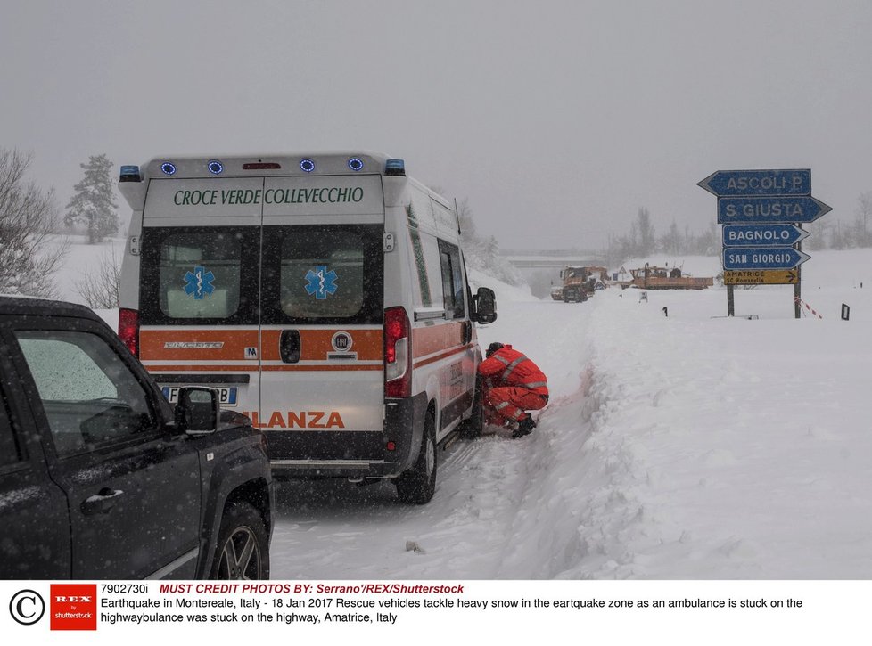 Po zemětřesení, které zasáhlo Itálii 18. 1. 2017, se strhla lavina, která zkomplikovala dopravní situaci.