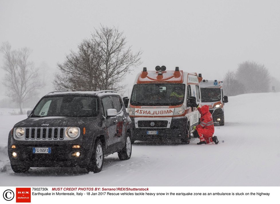 Po zemětřesení, které zasáhlo Ítálii 18.1. 2017, se strhla lavina, která zkomplikovala dopravní situaci.