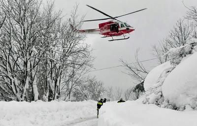 Záchranný vrtulník převáží zraněné do nemocnice. Velká lavina zasypala celý hotel. Na místě jsou mrtví i zranění.
