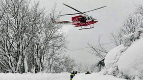 Záchranný vrtulník převáží zraněné do nemocnice. Velká lavina zasypala celý hotel. Na místě jsou mrtví i zranění.