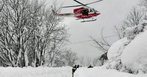 Blízko hotelu zavaleného lavinou se zřítil vrtulník. Převážel raněného lyžaře