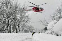 Blízko hotelu zavaleného lavinou se zřítil vrtulník. Převážel raněného lyžaře