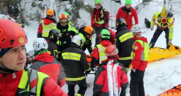 Příběh šťastné záchrany z hotelu pod lavinou. Ženu s dětmi spasil oheň a kuchyně