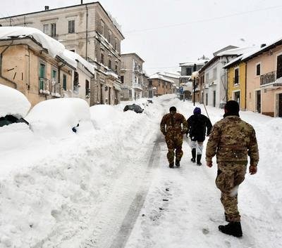 Vojáci procházejí vesnicí Campotosto. Po zemětřesení italské vesnice zasypala sněhová lavina.