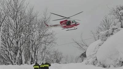 Lavina smetla celý hotel. Itálie je v šoku. Probíhá evakuace osob, na místě jsou mrtví i zranění. Všude zasahuje policie a záchranáři.