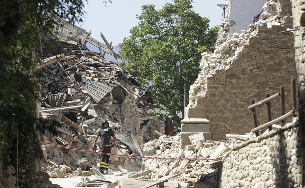 Dvě italská zemětřesení způsobila chaos. Desítky zraněných.