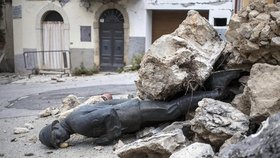 Následky zemětřesení v Itálii. Lidé se srocují i na náměstích před svými zbořenými domy.