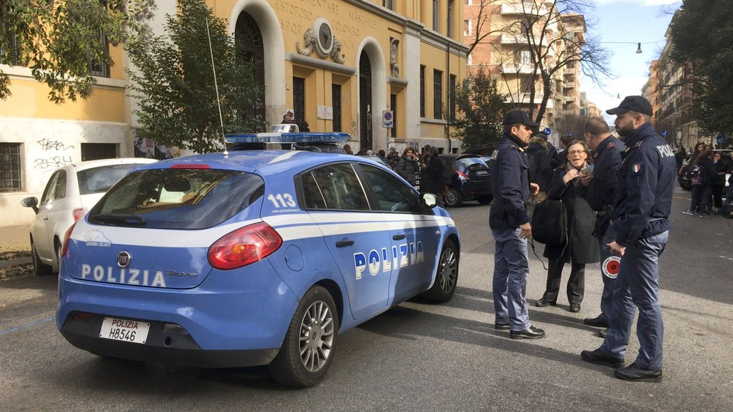 italská policie evakuuje některá stanice metra.